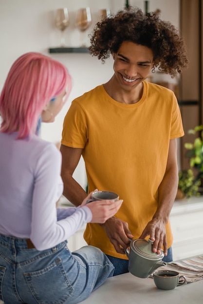 Photo heureux jeune couple dans la cuisine