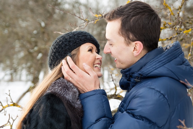 Heureux jeune couple dans le jardin d&#39;hiver