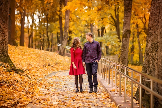 Heureux jeune couple dans le parc d'automne