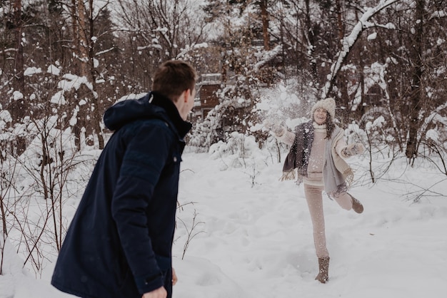 Heureux, jeune couple, dans, parc hiver, amusant., Famille, dehors. l'amour.