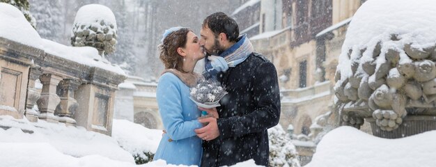 heureux, jeune couple, dans, parc hiver, famille, dehors, à, les, château