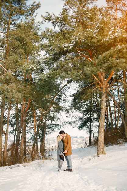 Heureux jeune couple dans le parc