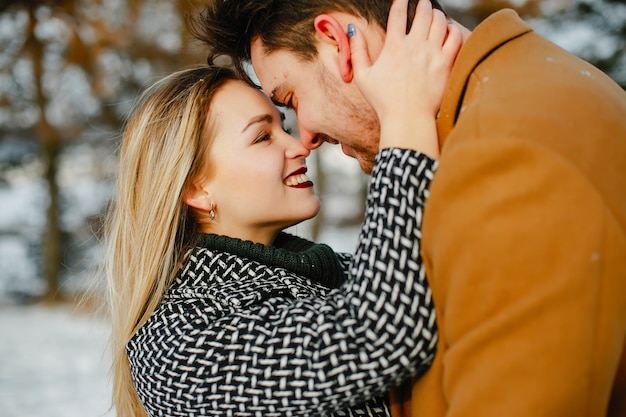 Heureux jeune couple dans le parc