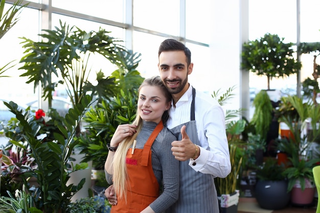 Heureux Jeune Couple Debout Dans Un Magasin De Fleurs