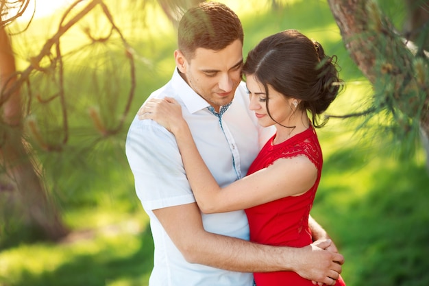 Heureux jeune couple embrasse dans le parc