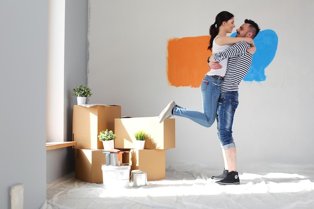 Heureux jeune couple emménageant dans une nouvelle maison