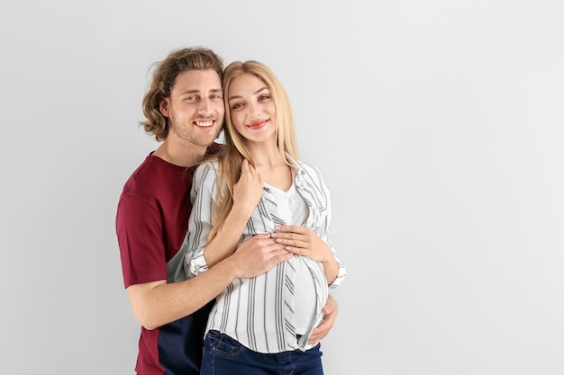 Heureux jeune couple enceinte