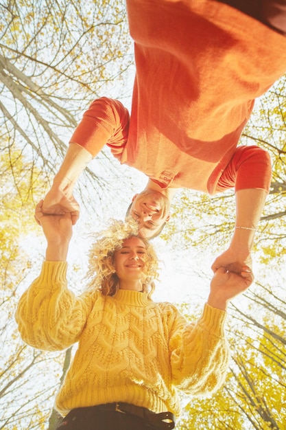 Heureux jeune couple à l'extérieur par une belle journée d'automne dans la forêt