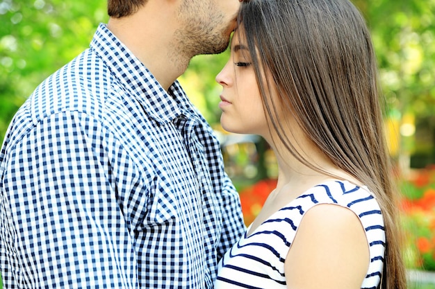 Heureux jeune couple à l'extérieur