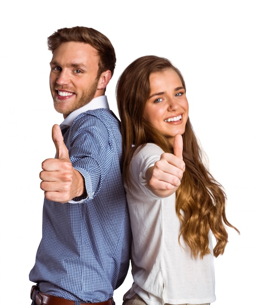 Heureux jeune couple gesticulant pouce en l&#39;air