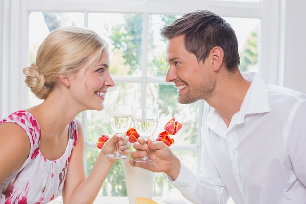 Heureux jeune couple grillage des verres à vin