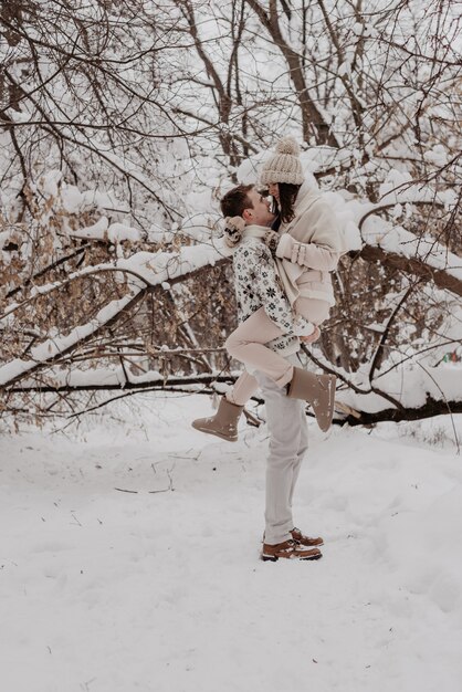 Heureux jeune couple en hiver Park s&#39;amuser. amour