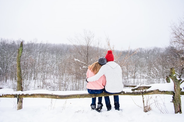 Heureux jeune couple en hiver