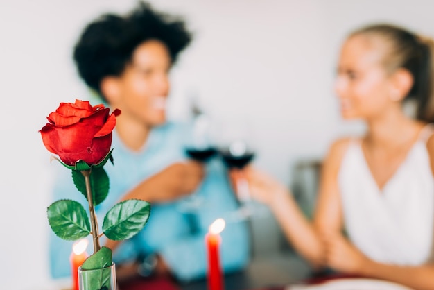 Heureux jeune couple interracial amoureux en train de dîner romantique sur