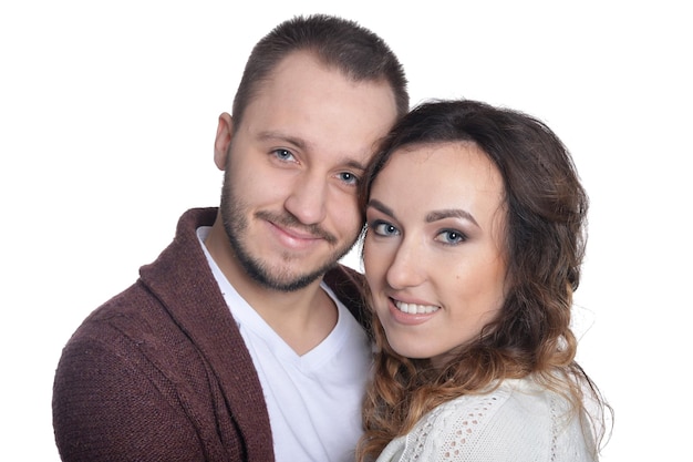 Heureux jeune couple isolé sur fond blanc