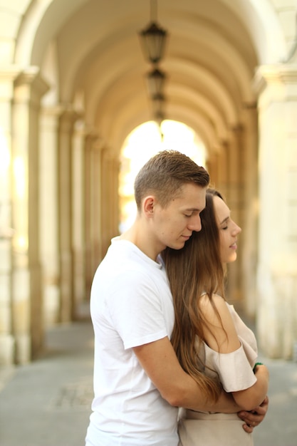 Heureux jeune couple marchant en plein air dans la vieille ville