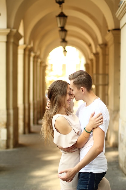 Heureux jeune couple marchant en plein air dans la vieille ville