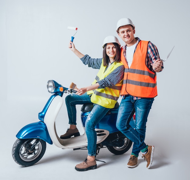 Heureux jeune couple à moto. Shopping pour la construction