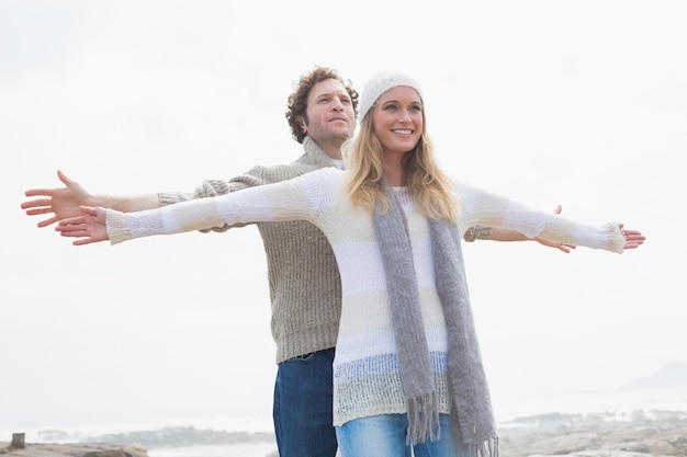 Heureux jeune couple occasionnel s&#39;étendant les mains