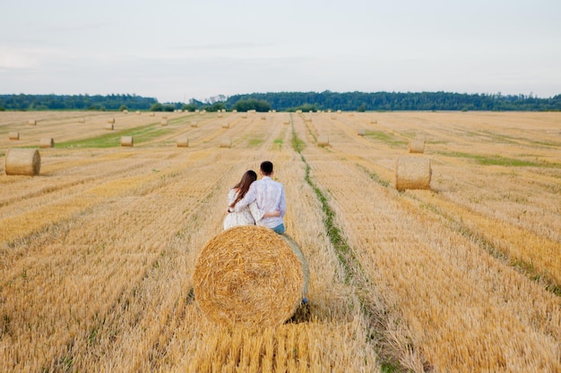 Heureux jeune couple sur paille concept de personnes romantiques beau paysage saison estivale