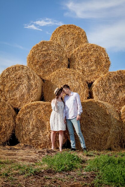 Heureux jeune couple sur paille concept de personnes romantiques beau paysage saison estivale