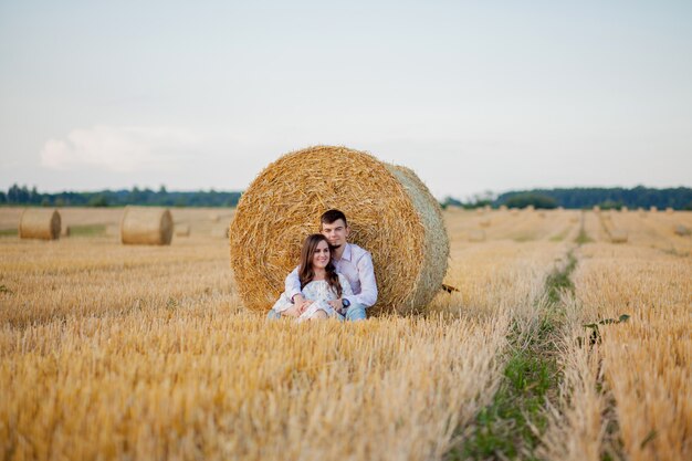 Heureux jeune couple sur paille, concept de personnes romantiques, beau paysage, saison estivale