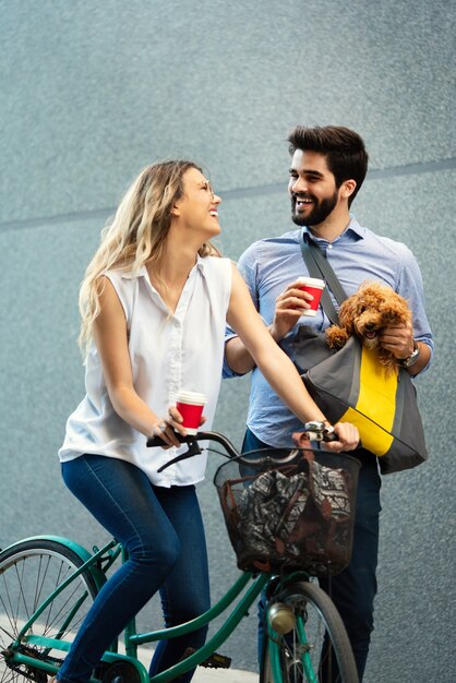 Heureux jeune couple passer du temps avec chien et vélos