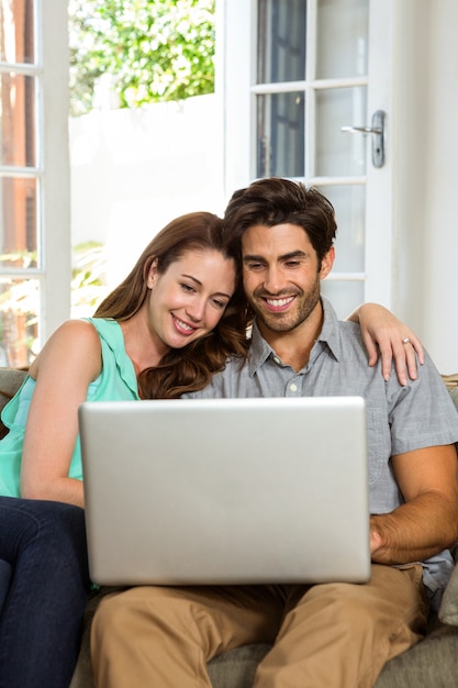 Heureux, jeune couple, portable utilisation