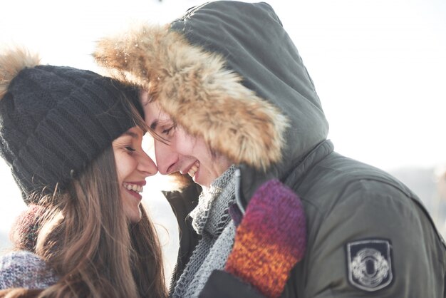 Heureux jeune couple posant