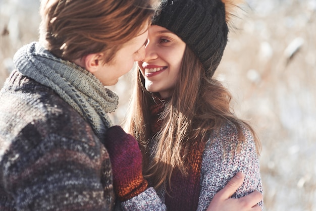 Heureux jeune couple posant