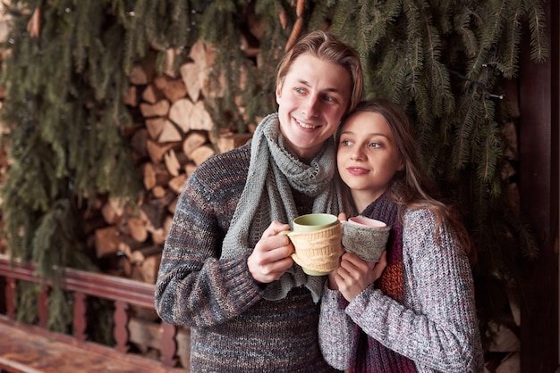 Heureux jeune couple posant