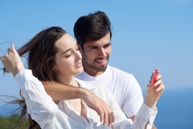 Heureux jeune couple prenant selfie avec téléphone portable