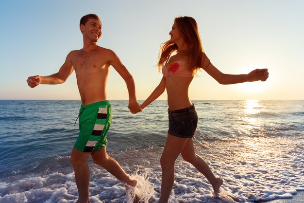 Heureux jeune couple profitant de la mer