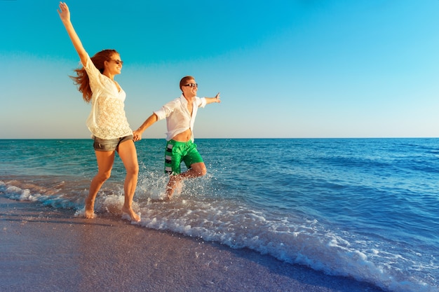 Heureux jeune couple profitant de la mer