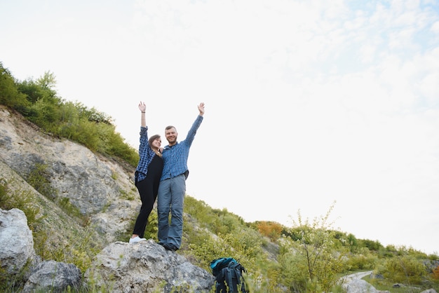 Heureux jeune couple randonnée en montagne