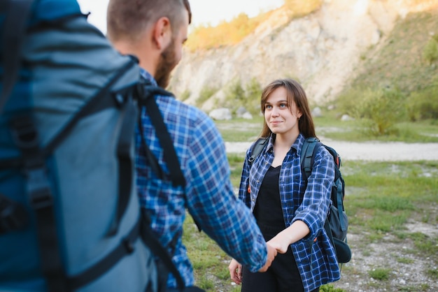 Heureux jeune couple randonnée en montagne