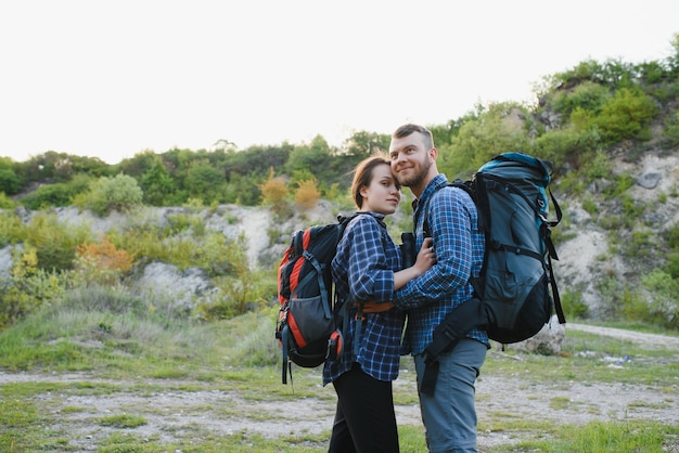 Heureux jeune couple randonnée en montagne