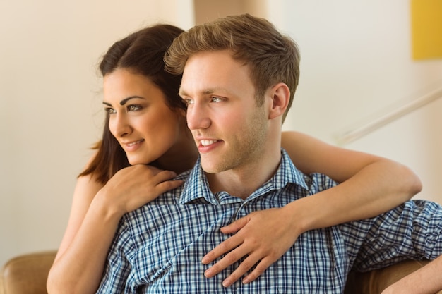 Heureux jeune couple reposant sur le canapé