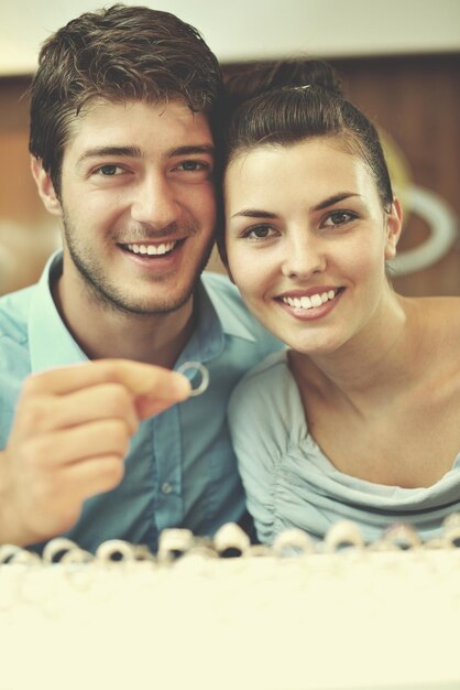 heureux jeune couple romantique amoureux acheter une bague de bijoux dans un magasin de luxe