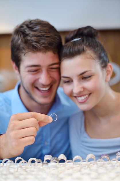 heureux jeune couple romantique amoureux acheter une bague de bijoux dans un magasin de luxe