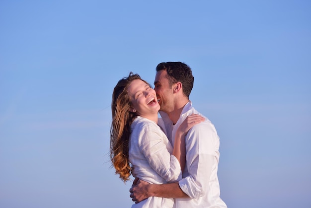 heureux jeune couple romantique amoureux s'amuser sur la belle plage à la belle journée d'été