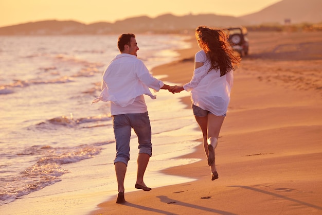 heureux jeune couple romantique amoureux s'amuser sur la belle plage à la belle journée d'été