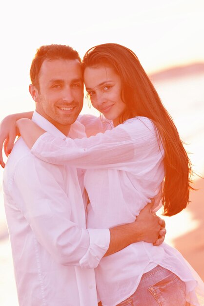 heureux jeune couple romantique amoureux s'amuser sur la belle plage à la belle journée d'été