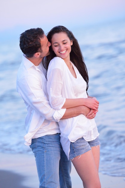 heureux jeune couple romantique amoureux s'amuser sur la belle plage à la belle journée d'été