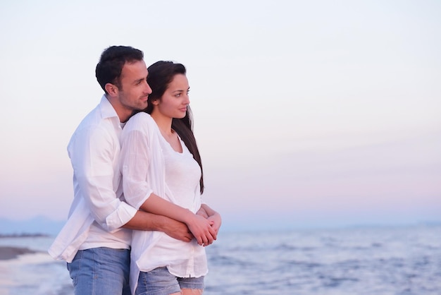 heureux jeune couple romantique amoureux s'amuser sur la belle plage à la belle journée d'été