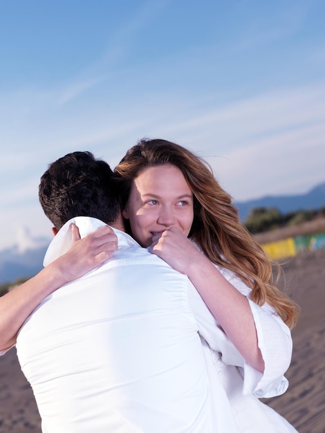 heureux jeune couple romantique amoureux s'amuser sur la belle plage à la belle journée d'été