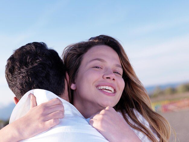 heureux jeune couple romantique amoureux s'amuser sur la belle plage à la belle journée d'été