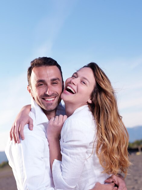 heureux jeune couple romantique amoureux s'amuser sur la belle plage à la belle journée d'été