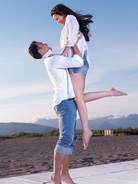 heureux jeune couple romantique amoureux s'amuser sur la belle plage à la belle journée d'été