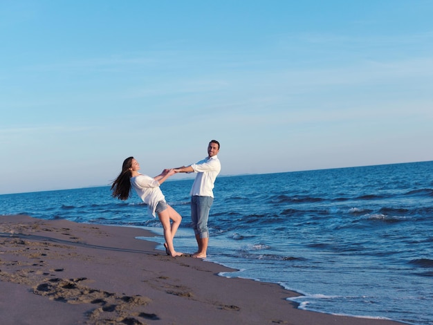 heureux jeune couple romantique amoureux s'amuser sur la belle plage à la belle journée d'été